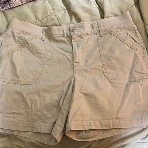 Gloria Vanderbilt pull on khaki shorts size 14